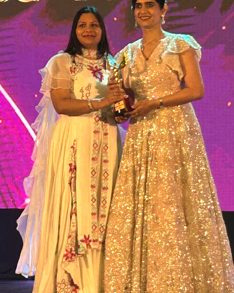 Tripti Agarwal receiving the Rise To Fame award on stage