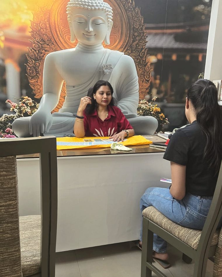 Tripti Agarwal giving an intuitive tarot reading